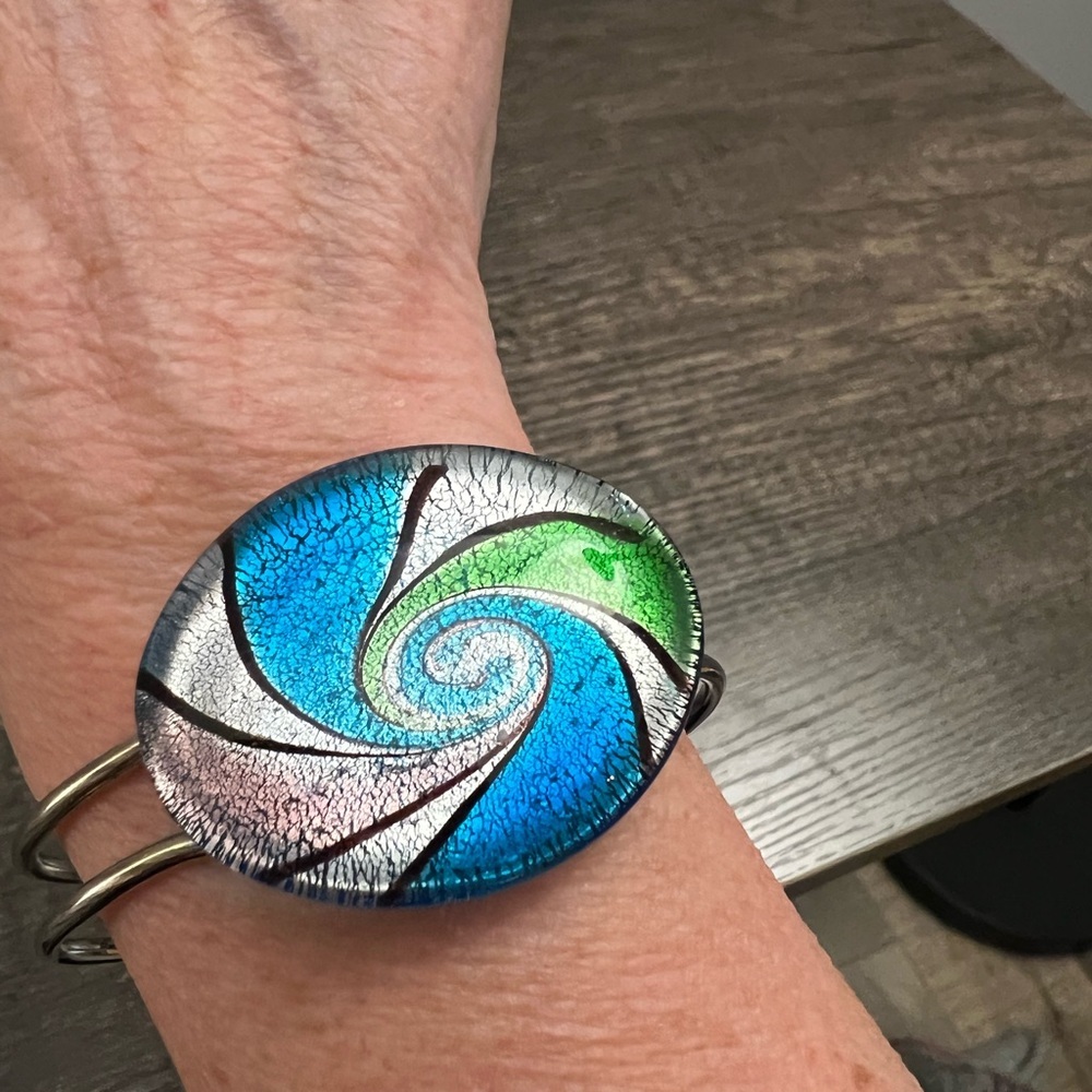 Elegant Silvertone clamper bracelet with green and Blue Glass swirl pattern - Picture 2 of 6